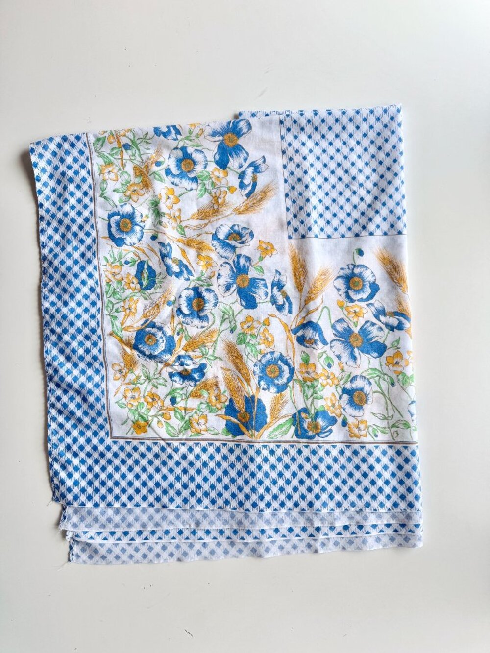Vintage White Blue Yellow Anemone Floral Check Polycotton 59" x 46" Tablecloth